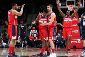 爱游戏体育-包含蒂姆回归赛场，突破纪录首场状态亮眼，掘金观众沸腾！的词条